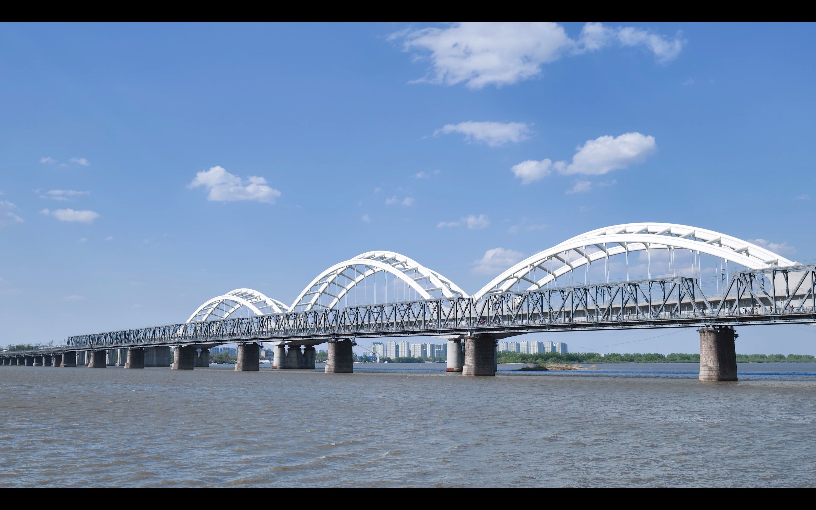 在松花江边延时拍摄中东铁路大桥