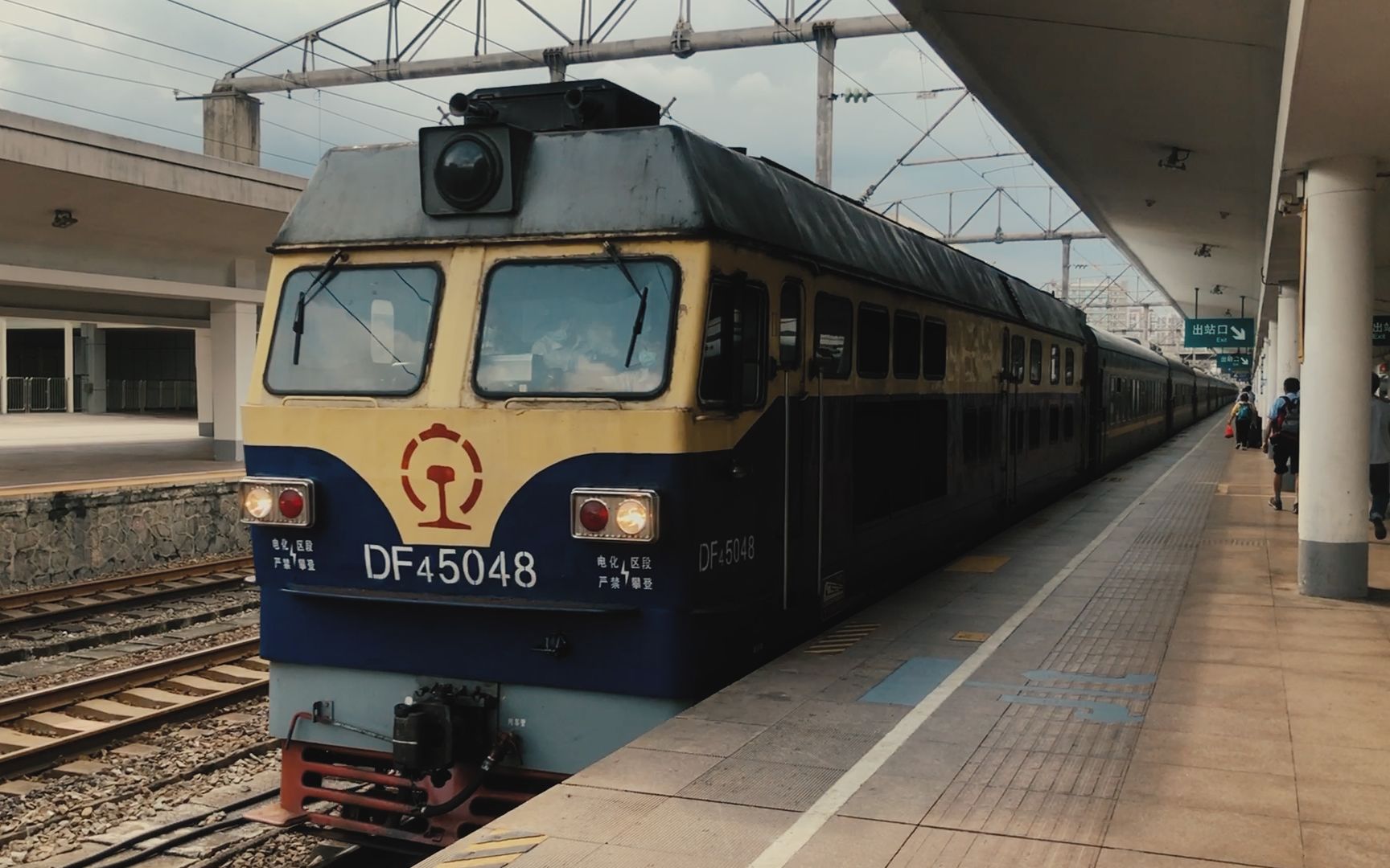 [火车][车底回送]df4c 25g [梅州-广州东 深圳东-南雄] 通过广州站