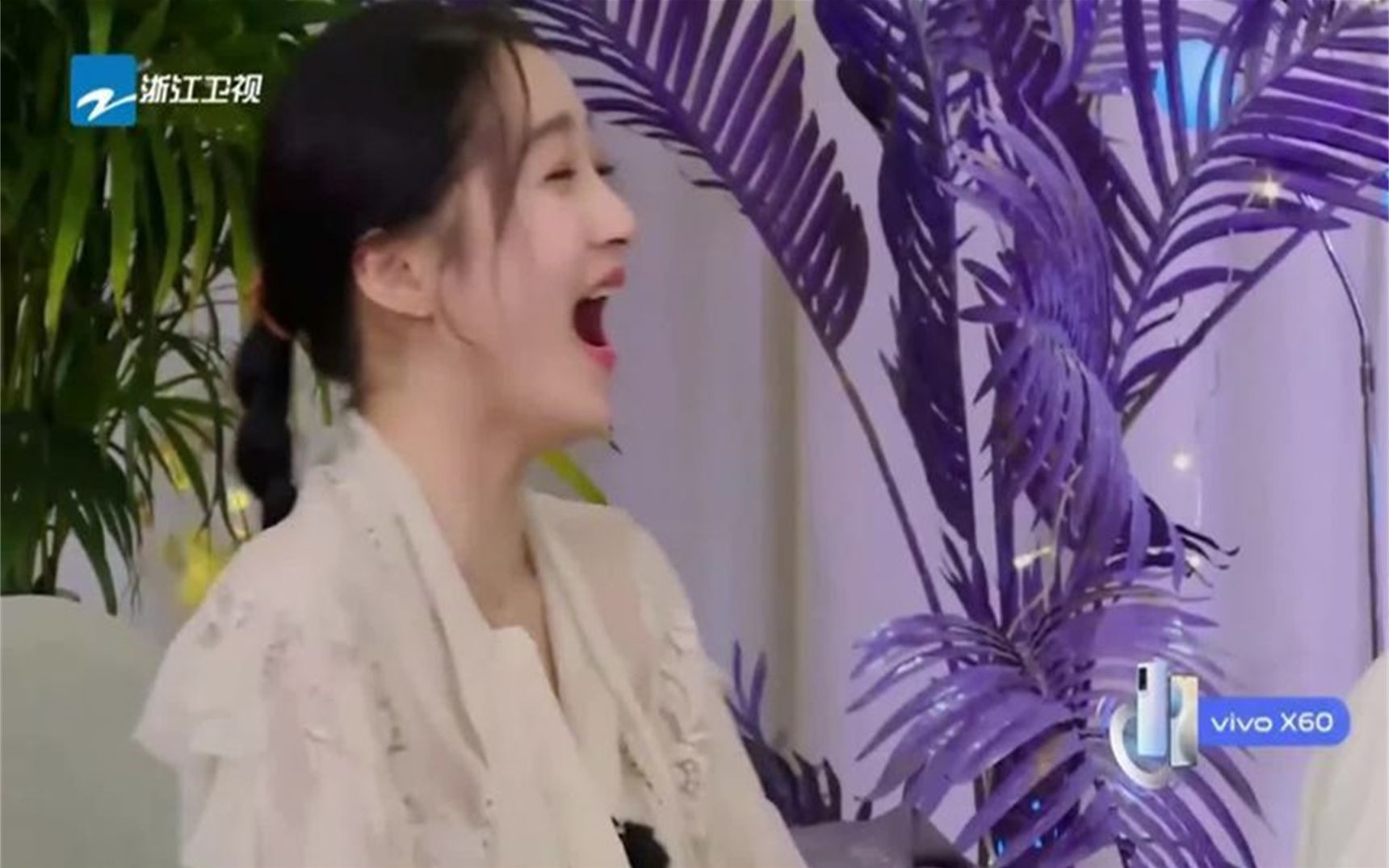 宋亚轩热舞现场,跳女团舞舞姿很妖娆,领跳《兰花草》霸气炸场