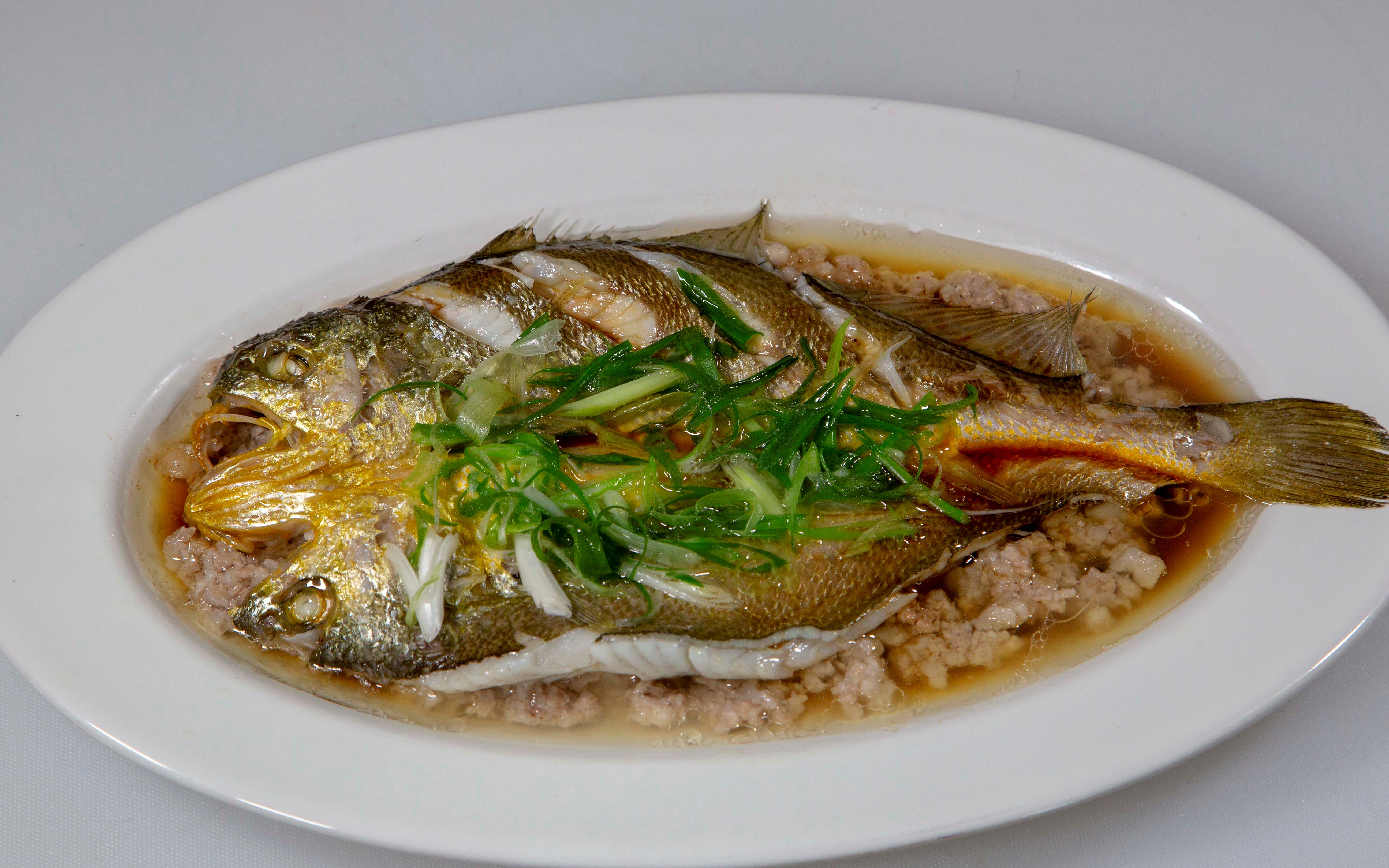 海鲜和肉末清蒸出来的美味,特别是黄鱼做法简单好看又好吃