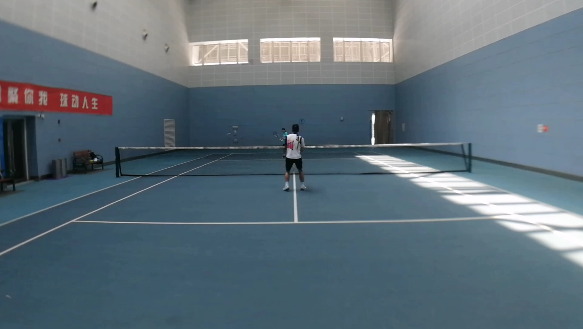 研究生课程②,正手截击训练,控落点练习。找寸劲的击球感觉,拉拍小一些,手上动作少一些,拍头翘起击球不要晃动,用右肩膀去控制击球轨迹。双脚不要 ...