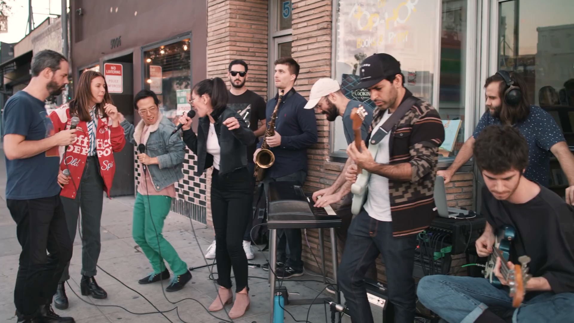 街头乐队激情演绎