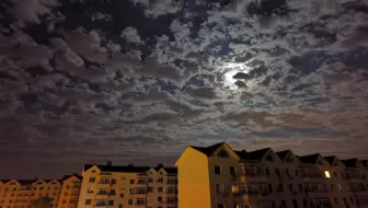 之前一直以为那句歌词是晚上 月亮在白莲花般的云朵里穿行 哔哩哔哩 Bilibili