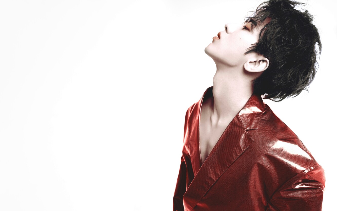 蔡徐坤kun最新单曲《bigger》宣传照 这侧颜线条sexy又帅气!