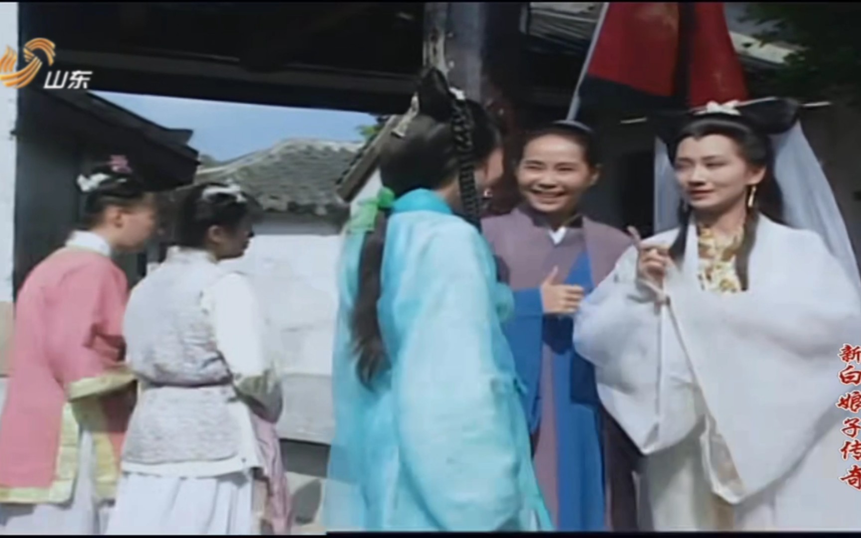 新白娘子传奇中的一个小细节,许仙对小青竖大拇指,娘子则是一脸宠溺