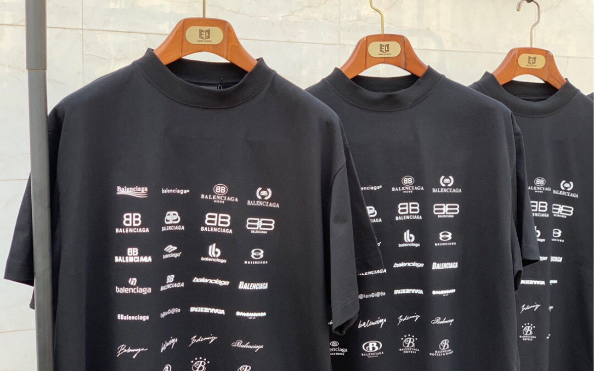 巴黎世家多logo短袖,"一件衣服享受巴黎56个设计logo"