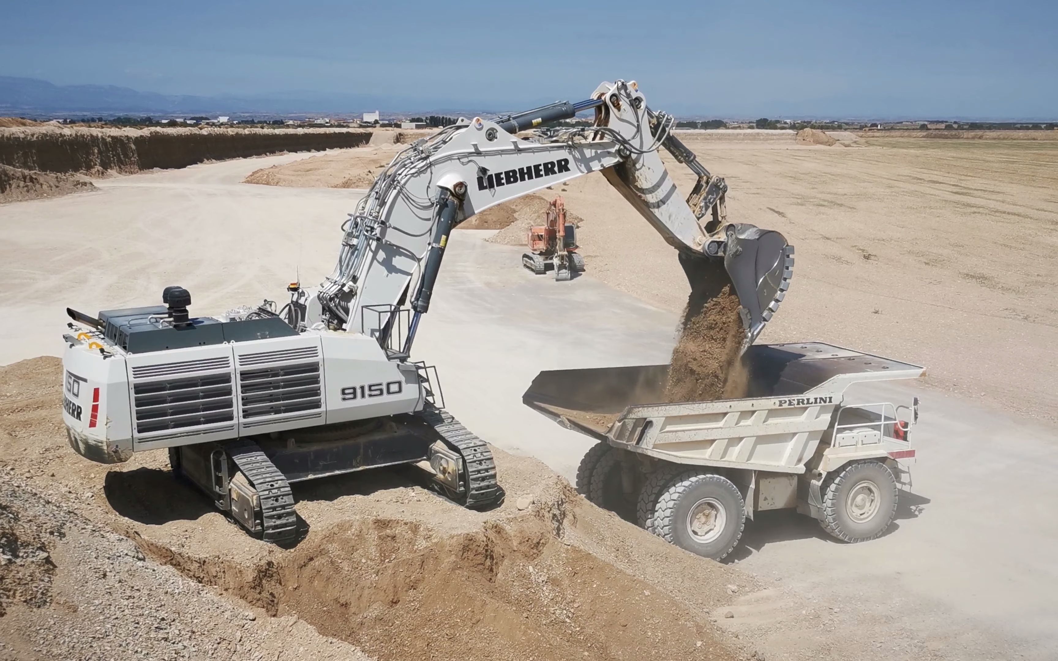 利勃海尔9150矿用挖机给佩尔利尼dp 705矿车装载 liebherr 9150 &