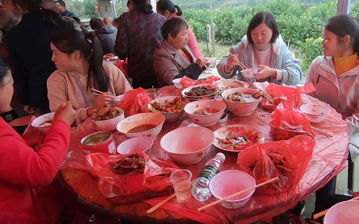 湖南农村结婚喜酒,桌上不允许剩菜全部打包,淳朴节俭几百年历史