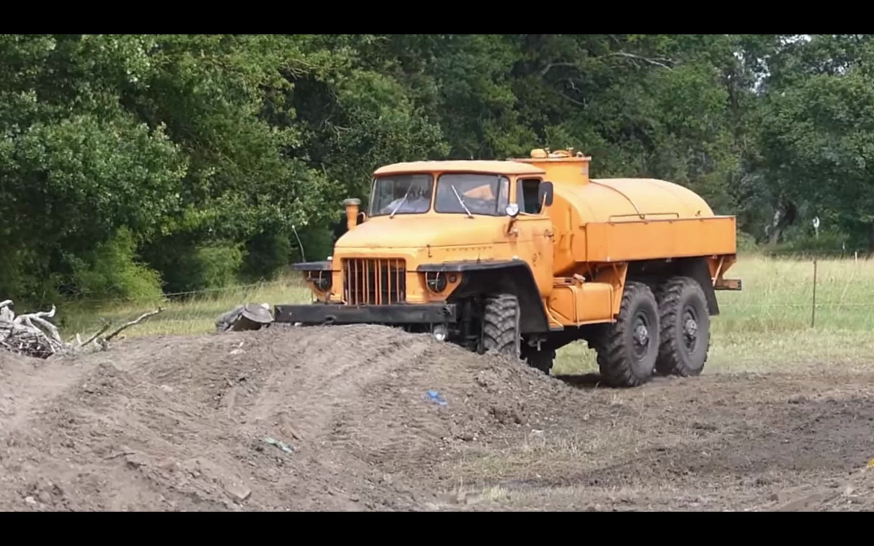 别说,人家的重工确实厉害,这乌拉尔越野油罐车越野能力还真不错