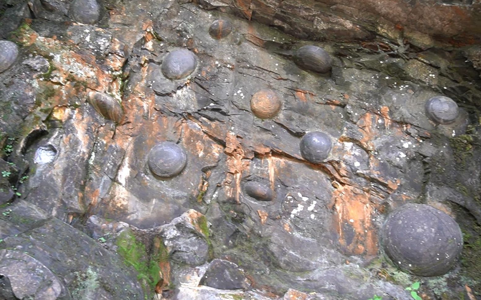 贵州三都姑鲁产蛋崖,石头会下蛋,世界未解之谜