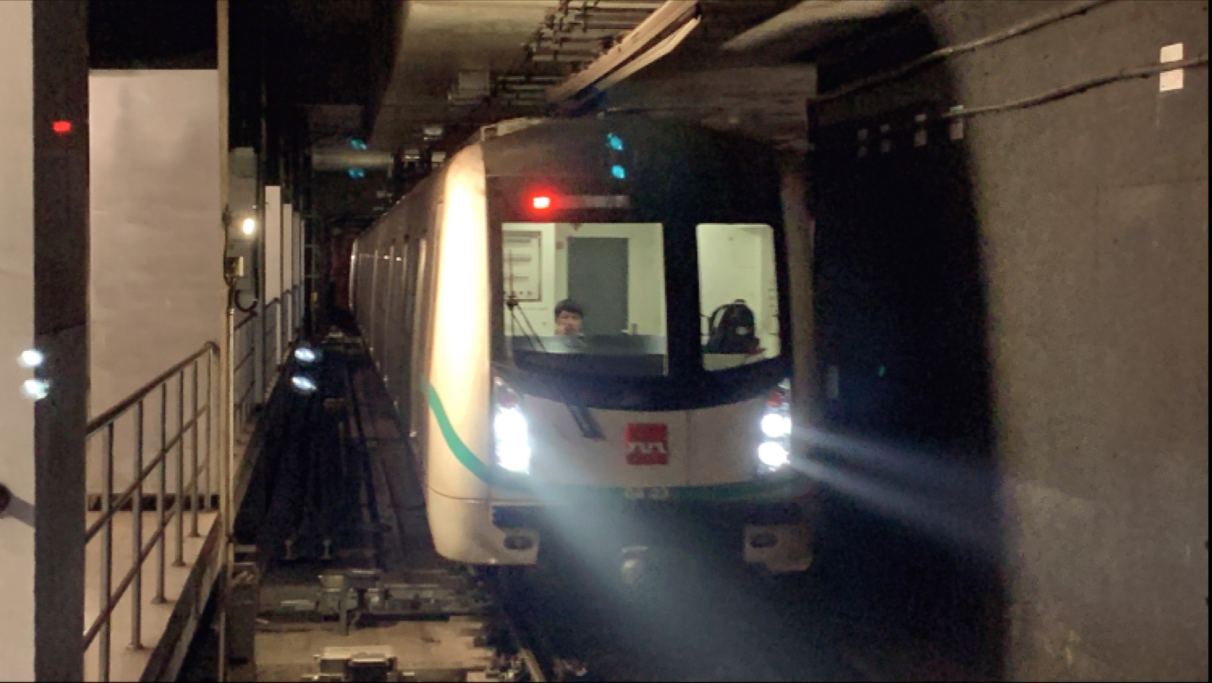 西安地铁4号线 曲江绿 大明宫站出站,航天新城站方向