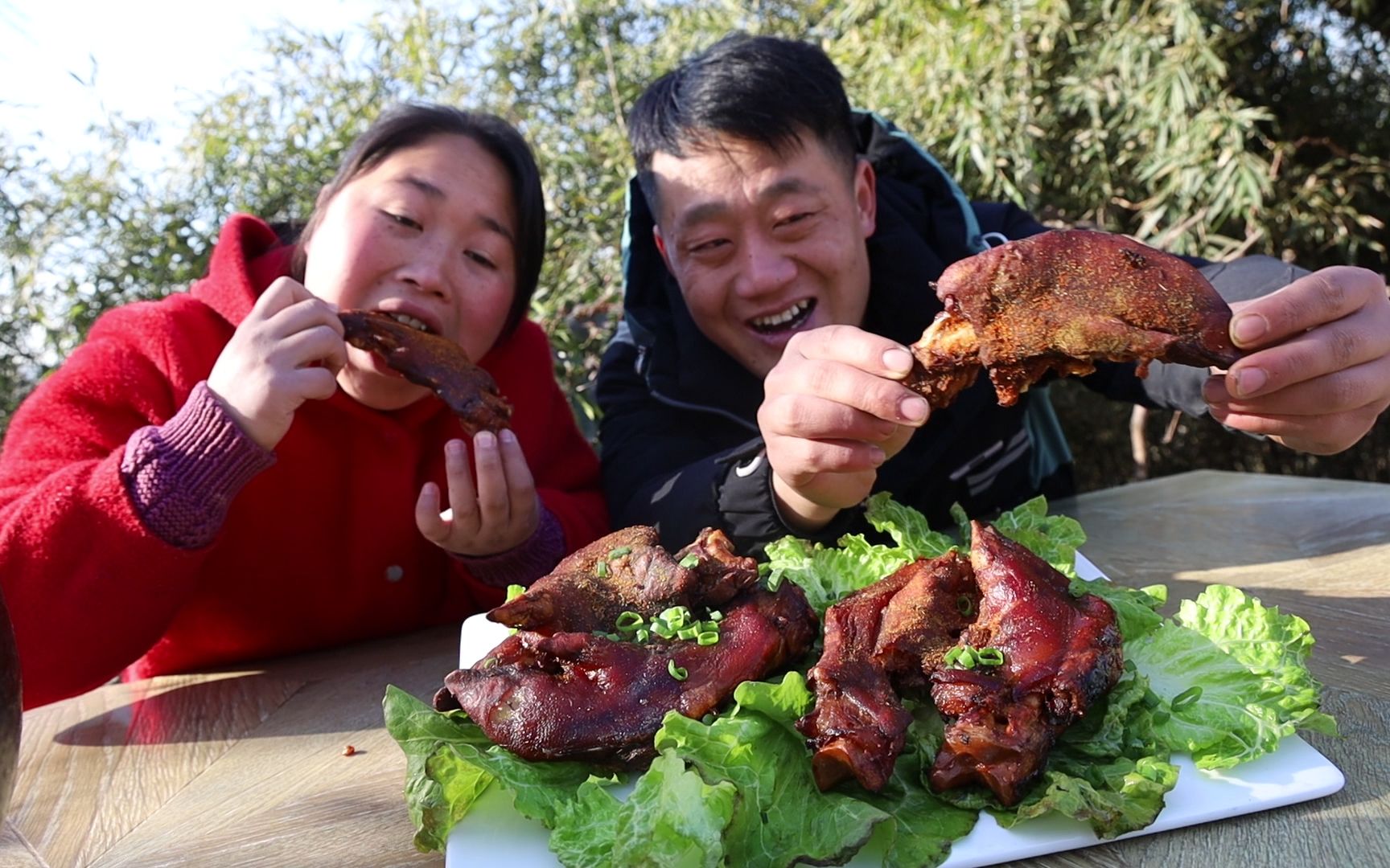 160买6斤猪蹄胖妹自家小院烤猪蹄夫妻俩有说有笑边啃边烤