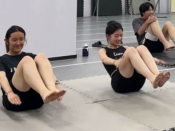 模特训练-这白也太腿了