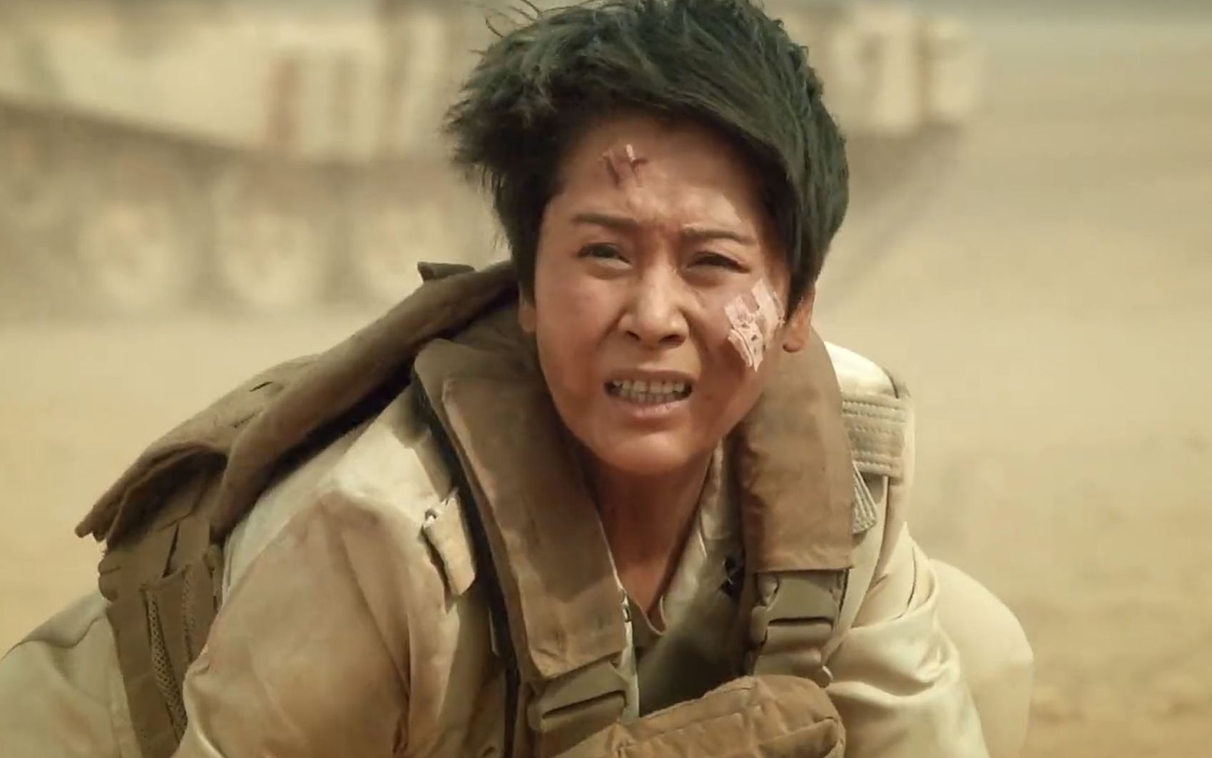 演员不是骨裂就是骨折,导演还被坦克撞伤,这电影值36亿票房!