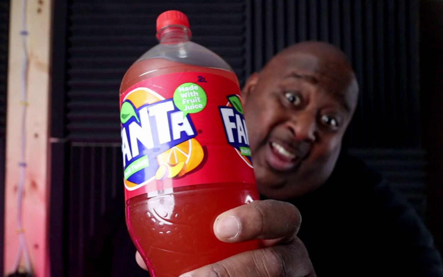 这就是碳酸教父嘛?我觉得他只是一个爱喝饮料的说唱业余爱好者诶