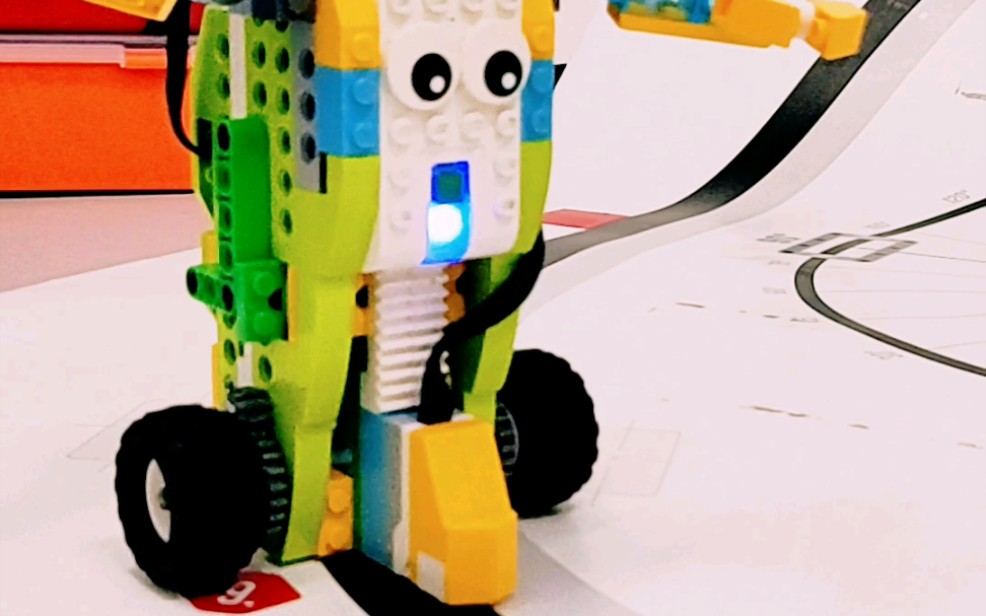 乐高wedo20单电机巡线机器人