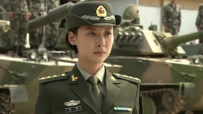 美女便装回部队,被哨兵拦住,女兵拿出证件竟是军中最年轻的首长