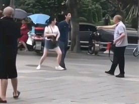 这个川妹子打架好猛，比她老公还会