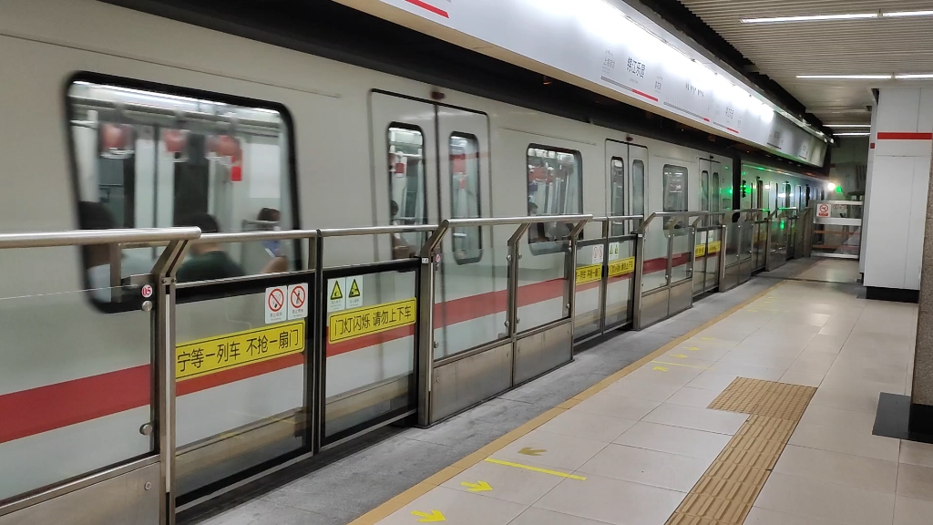 上海地铁1号线135号车锦江乐园站下行出站(莘庄站方向)