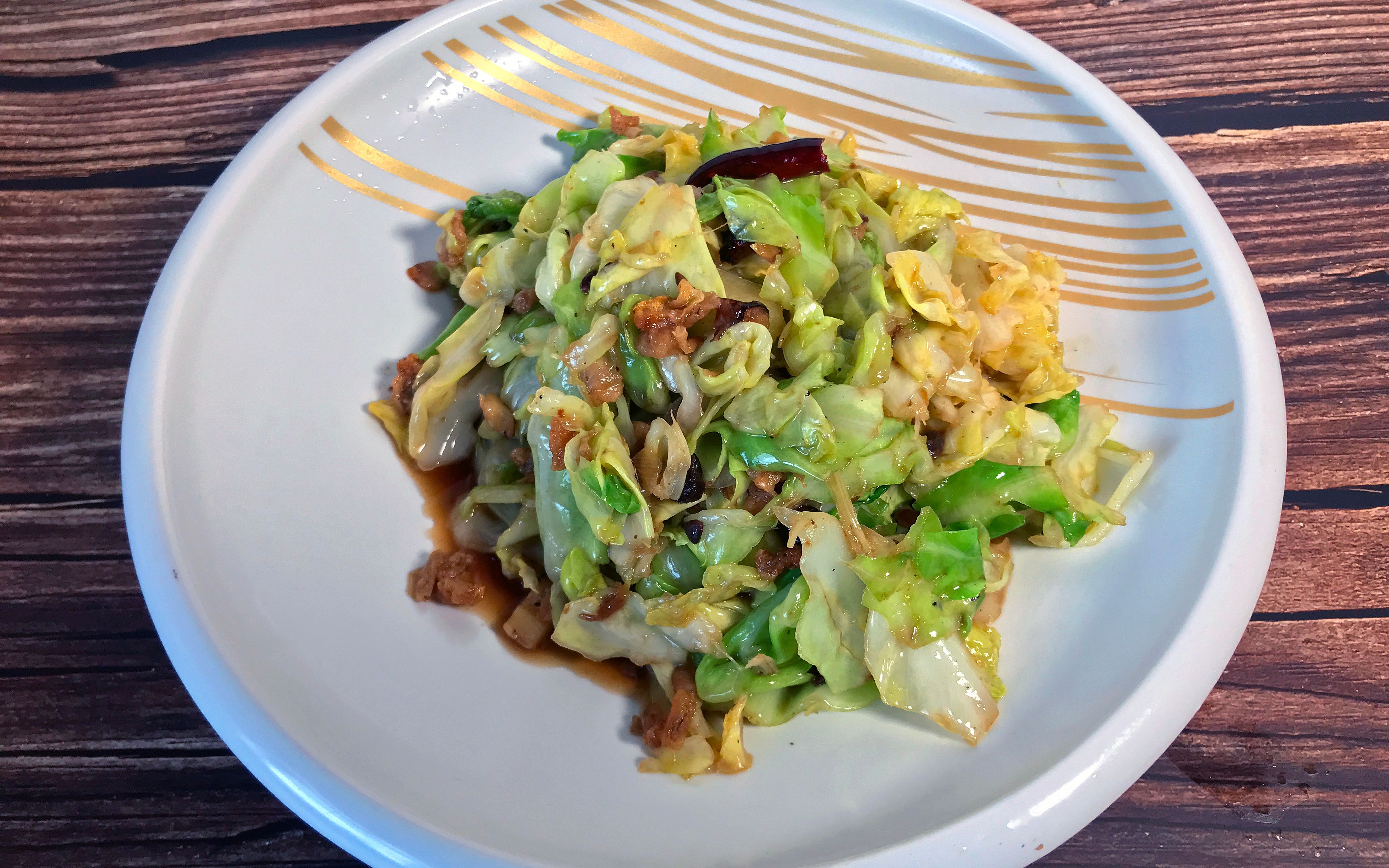 教你做简单粗暴的下饭神菜---油渣手撕包菜