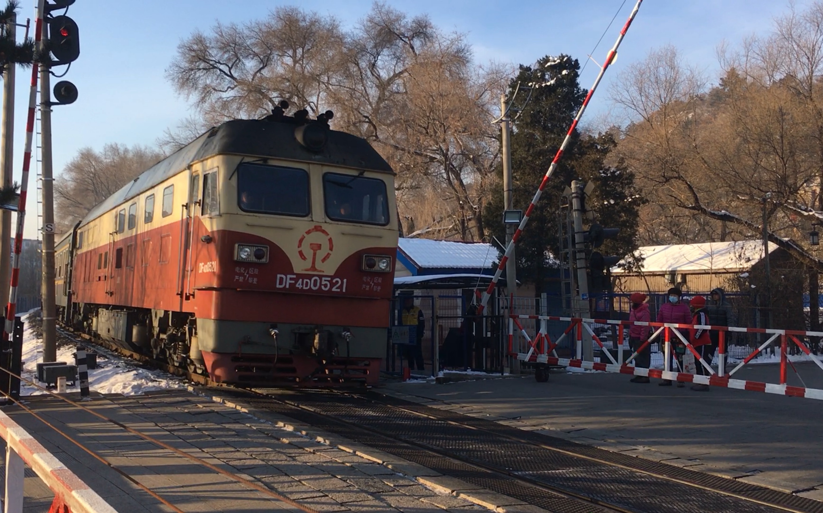 沈局吉段df4d 0521牵引k215下行通过沈吉线434道口,往吉林站方向