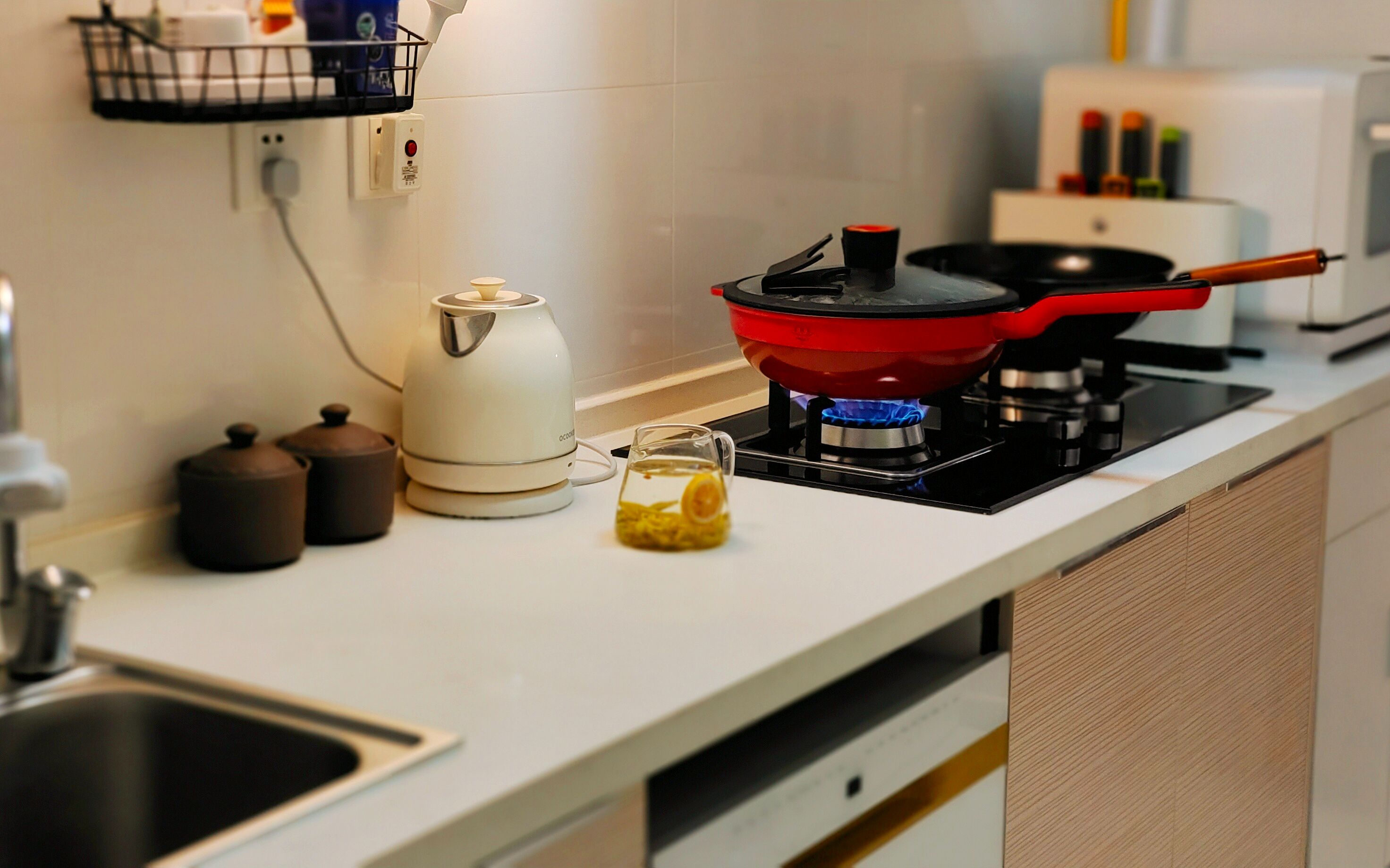 很多朋友问我:厨房那么干净整洁怎么做到的,其实就是靠勤快收拾