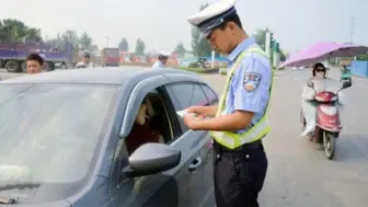 Télécharger la video: 为什么交警查车不是每辆车都查？只要避开这几点，交警才不管你