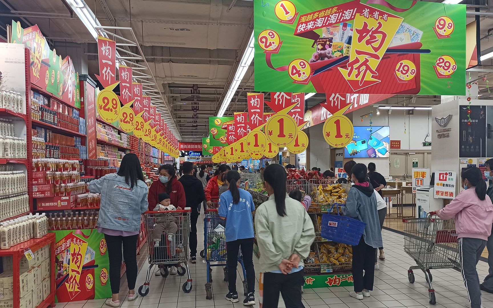 广西柳州一超市搞活动,东西不要钱似的,这价格老板靠什么挣钱呢