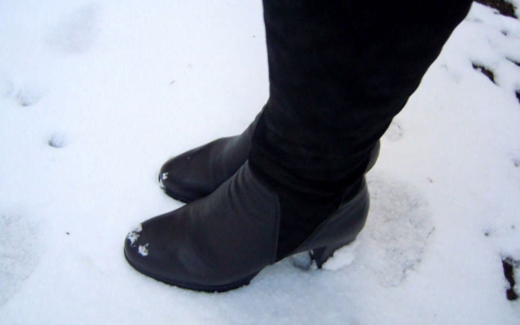 雪地里踩出的鞋印