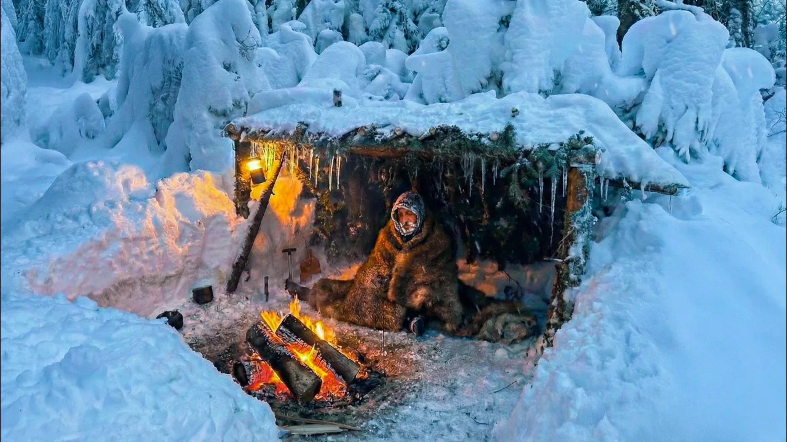 暴风雪中,独自在荒野生存两天,寒冷的夜晚,躺在简易庇护所内烤火取暖