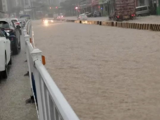 广州特大暴雨图片