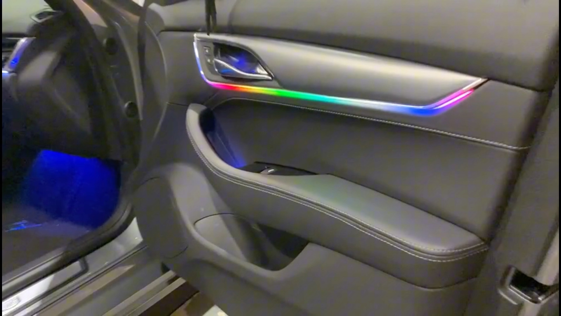 凯迪拉克ct5幻彩氛围灯效果