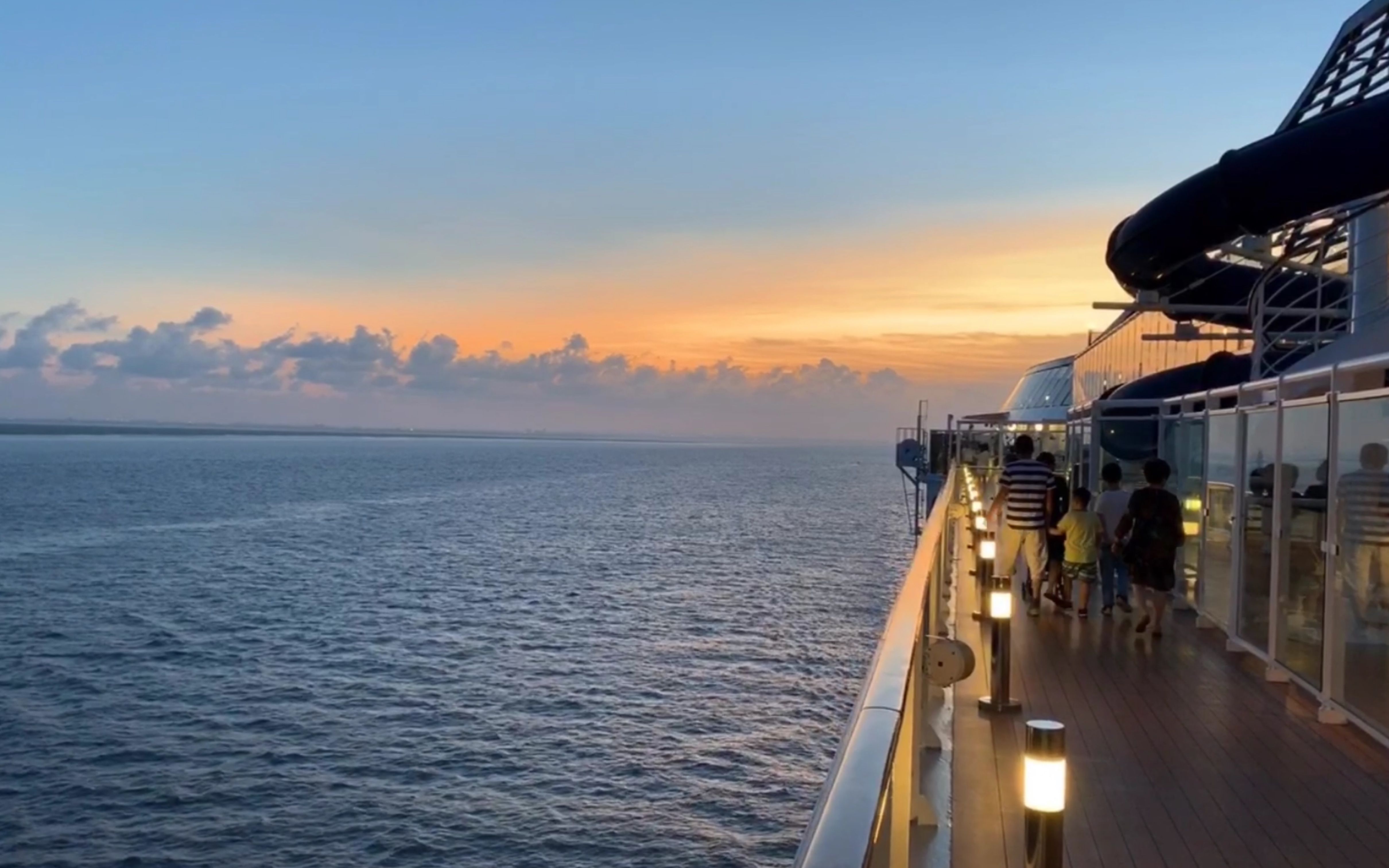 辉煌号邮轮上海启航,五天四夜梦幻之旅,甲板夕阳海景美妙绝伦