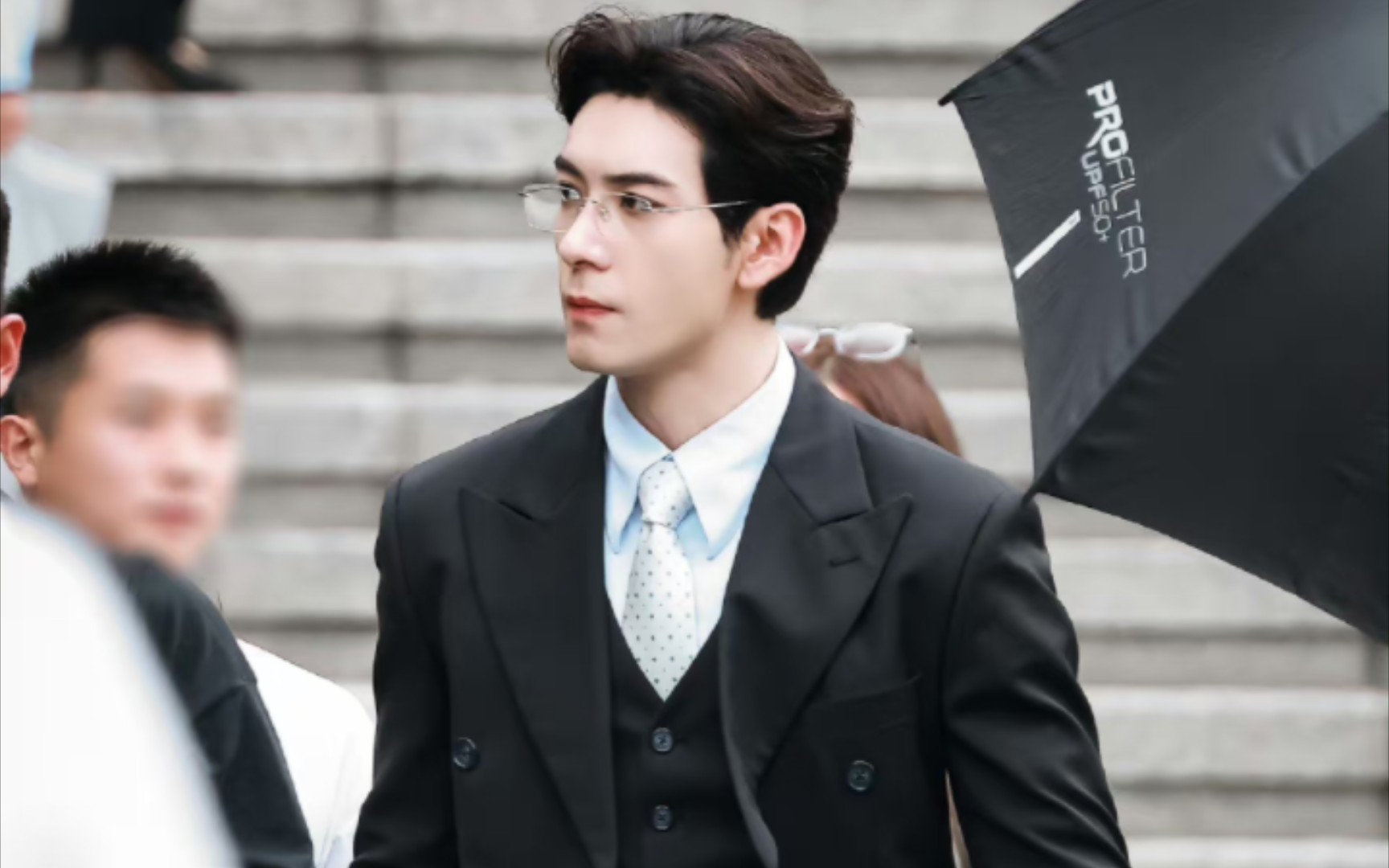 西装革履,彰显绅士风度