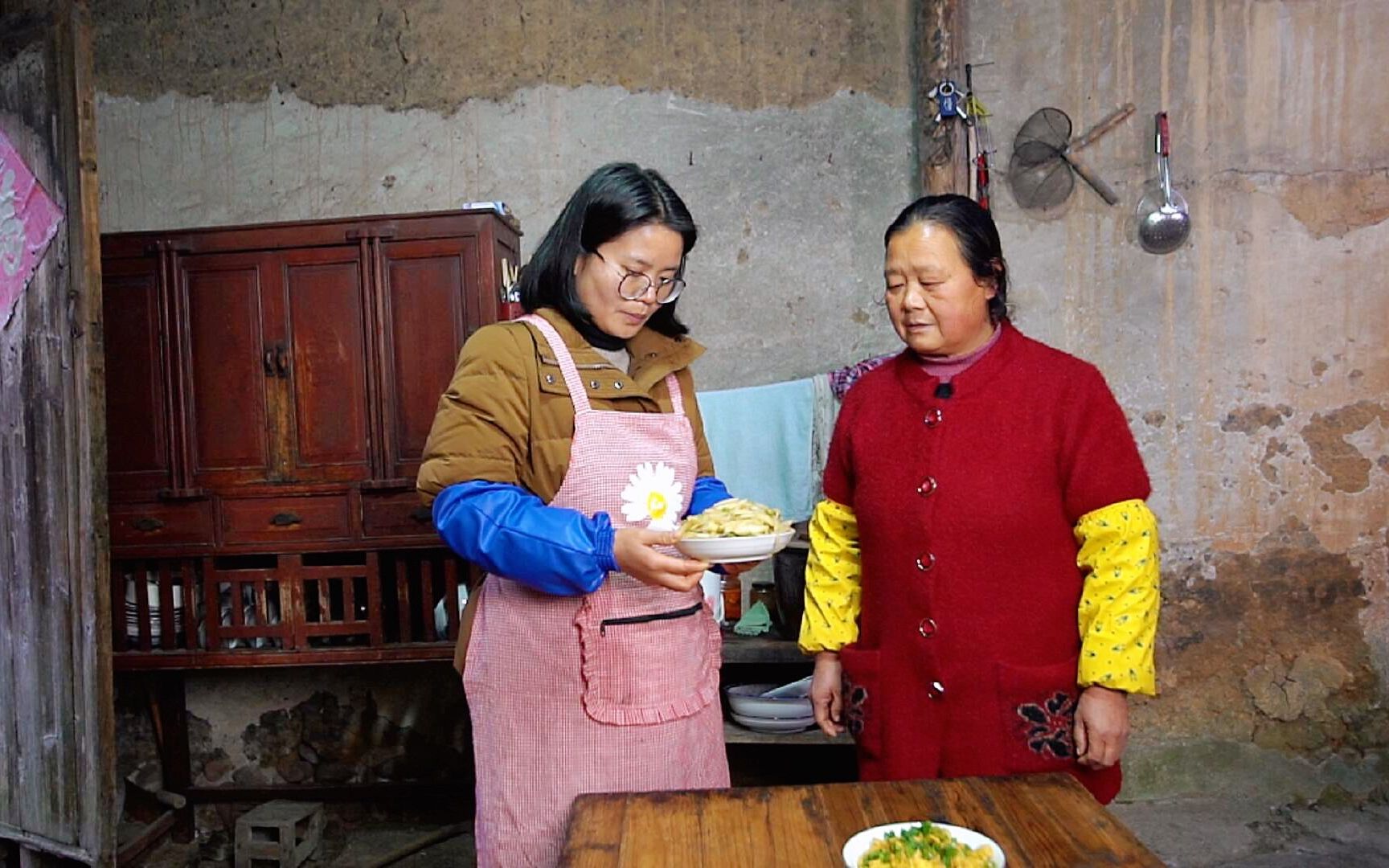 农村婆媳同住,婆婆要早起出门办事情,看儿媳妇如何待婆婆