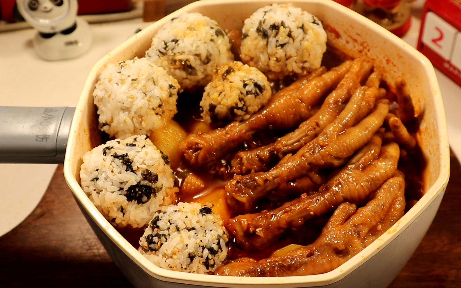 软糯入味的韩式辣鸡爪,加上海苔饭团,好吃到舔手指!