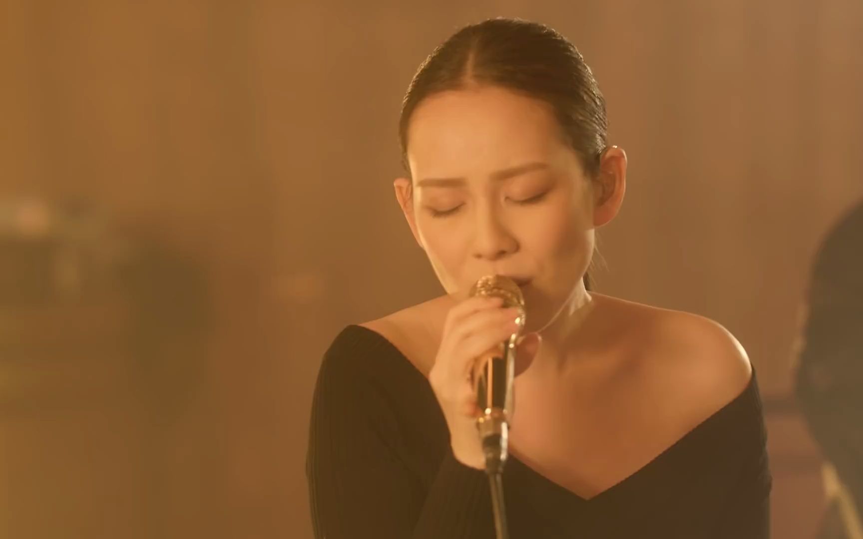 [图]Diana Wang (王诗安) - Your Girl (你的女孩) A Live Session