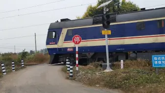 Video herunterladen: DF8B 5161牵引敞车通过卑水线无人看守小道口