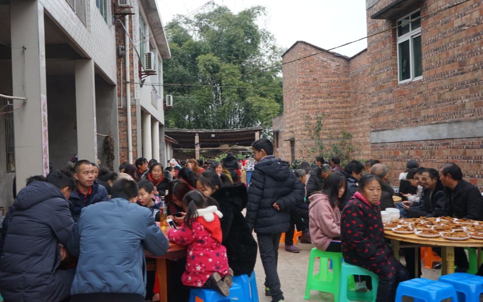 翠花和大根:农村80岁大寿,摆坝坝宴,整整摆了30桌,太热闹了