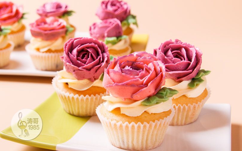 奶油霜裱花:玫瑰花纸杯蛋糕