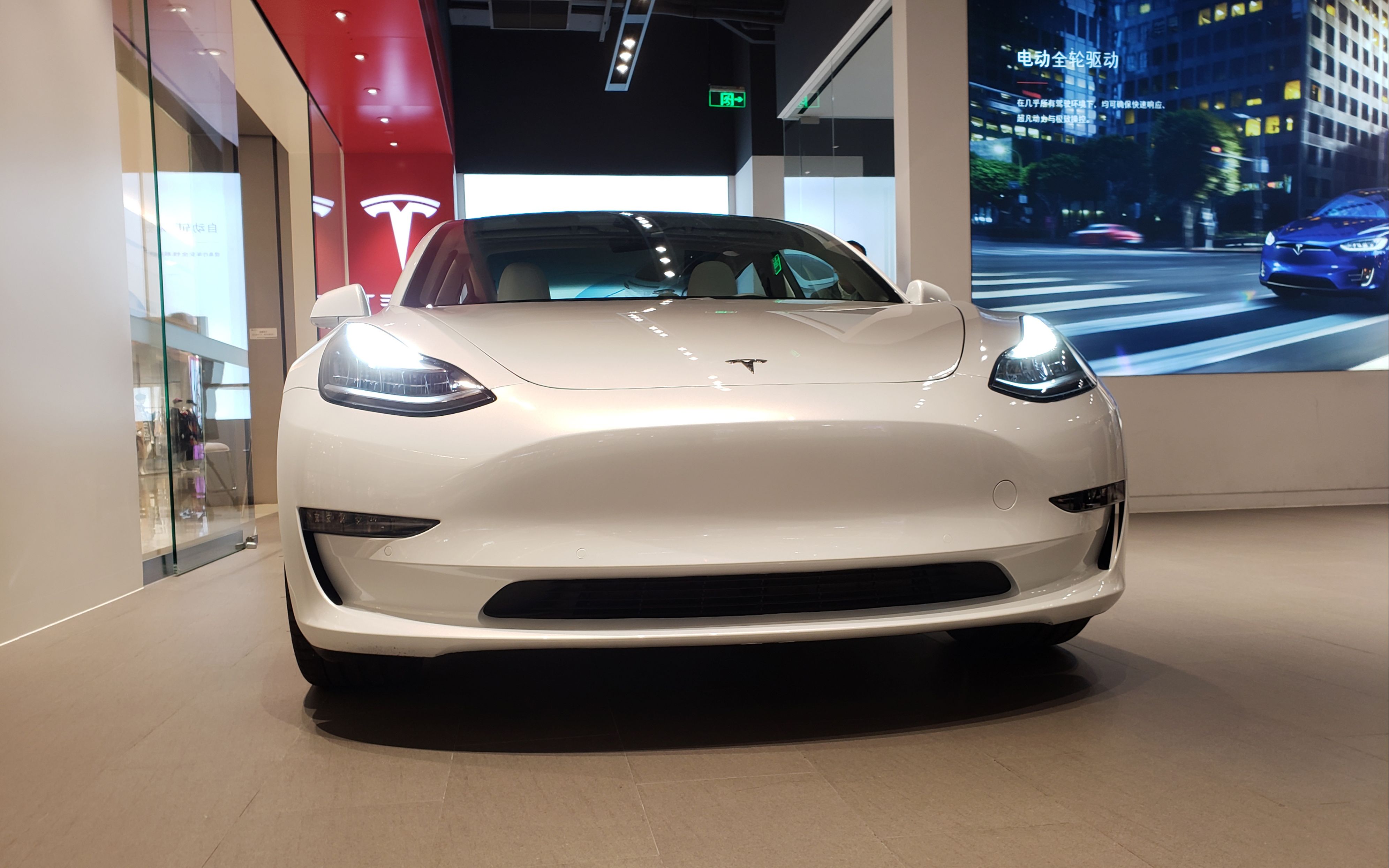 带你一睹特斯拉model 3,各项智能新科技扑面而来!