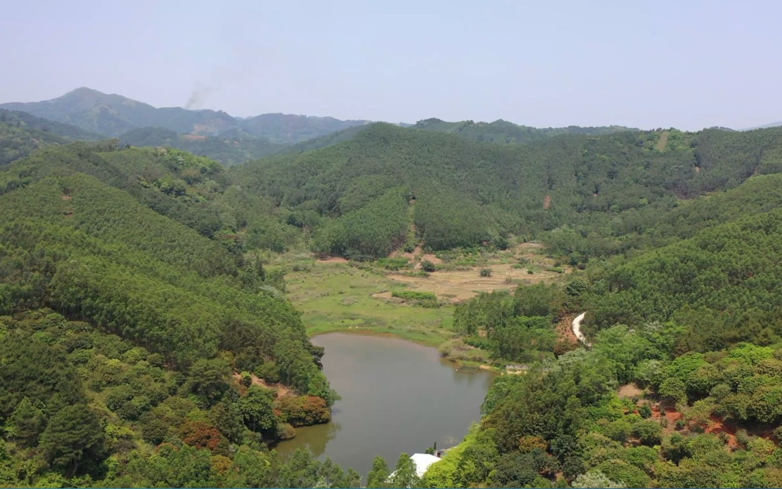 [图]广西乡下水库边上的好地形，山峦起伏怀抱，风景独好