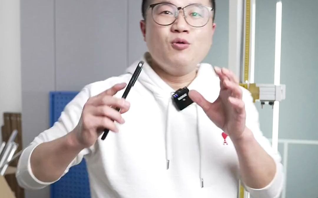 阿正很硬-redmi红米k50奔驰版"碰撞测试",大猩猩外屏是真的硬,可内屏