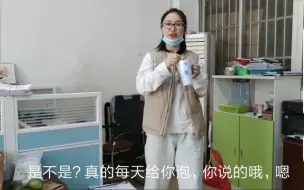 Скачать видео: 女朋友白天工作很累，晚上还去做兼职，我心疼，准备每天给她泡生姜红糖水喝！