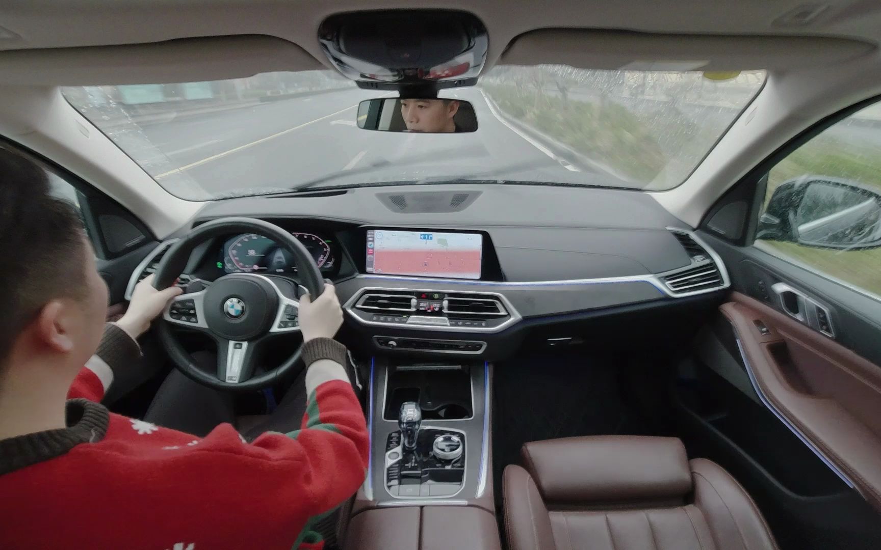 下雨天,开着宝马x5在城市里漫无目的地跑,真是一种享受!