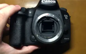 Video herunterladen: Canon EOS 7D Mark II 实时取景与光学取景 暴力快门 10FPS高速连拍