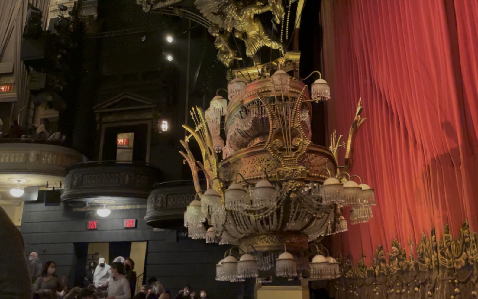 纽约 歌剧魅影中场拉吊灯