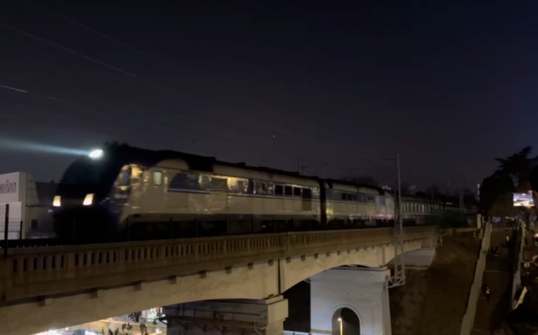 京武直特z38次列车通过武汉著名机位司门口