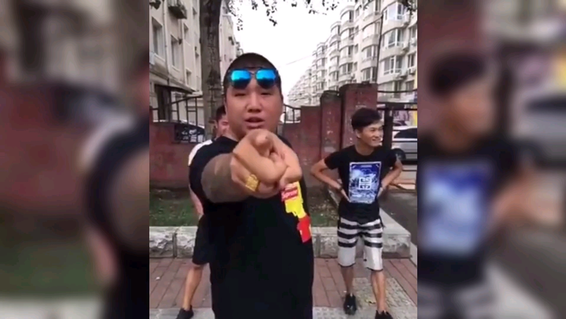 金木虎哥带着艾伦和夜神月在沈阳大街霸气宣言