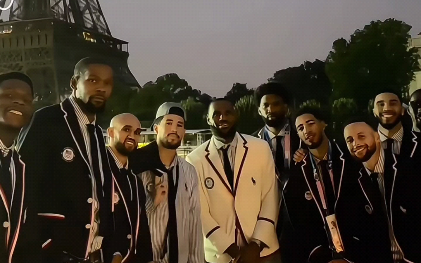 美国男篮在巴黎的埃菲尔铁塔下合影,詹姆斯稳居c位